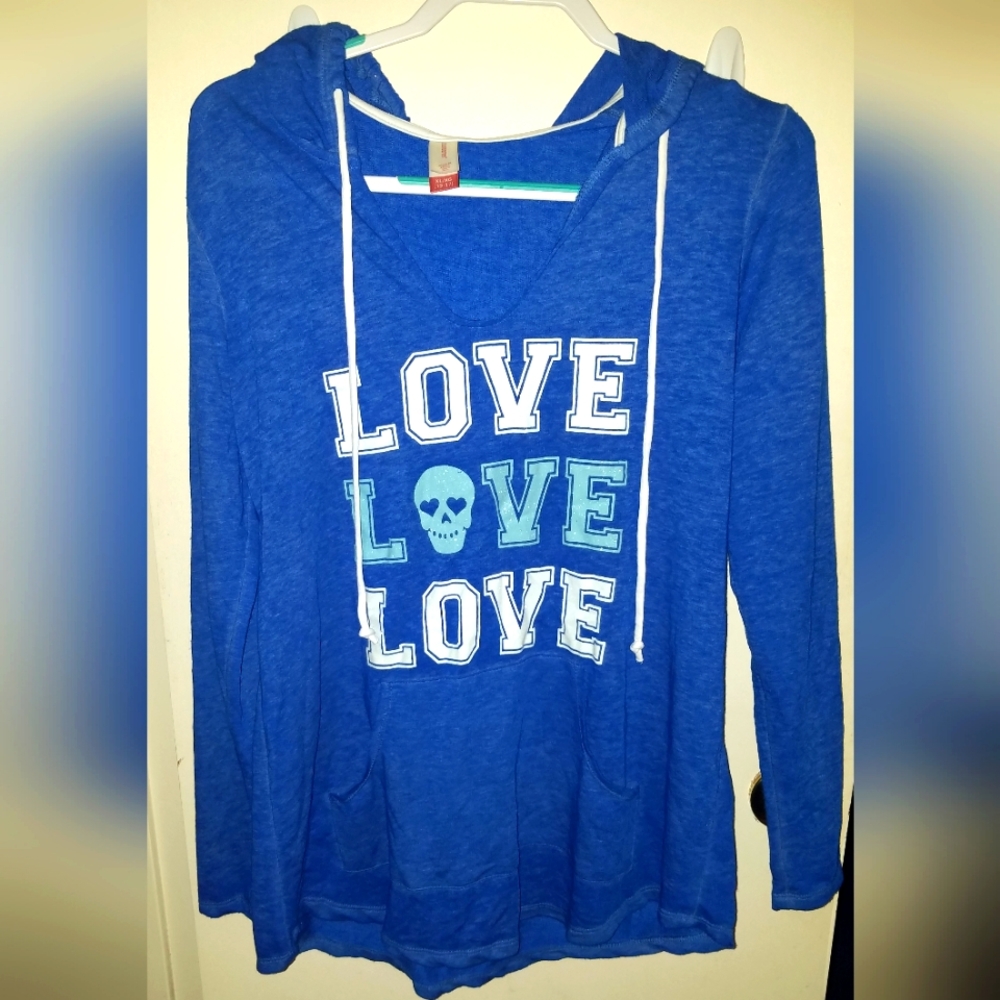 No boundaries Skull Love pullover